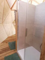 Le dôme géodésique : salle de bain