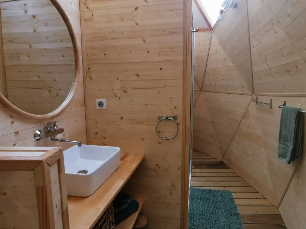 Le dôme géodésique : salle de bain