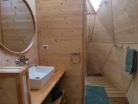 Le dôme géodésique : salle de bain